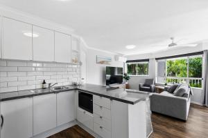 Η κουζίνα ή μικρή κουζίνα στο Sunset at Jade Waters with Private Rooftop Terrace