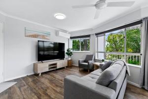 Μια τηλεόραση ή/και κέντρο ψυχαγωγίας στο Sunset at Jade Waters with Private Rooftop Terrace