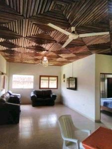 een woonkamer met meubels en een houten plafond bij Emerald forest in Iquitos