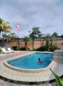 een persoon zwemt in een zwembad bij Emerald forest in Iquitos