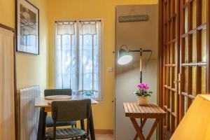 a room with a table and chairs and a window at Au Paradis Des Hotes - Chambre Ile in Fouras
