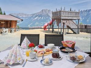 una mesa con comida encima de un parque infantil en Hotel Blattlhof, en Going