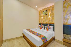 Una cama o camas en una habitación de FabHotel Pride Inn I