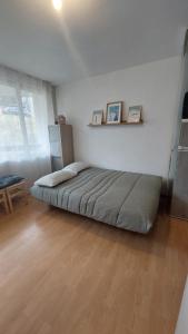 ein Schlafzimmer mit einem Bett in einem Zimmer in der Unterkunft Studio avec Balcon - La Godille - 4 personnes in Les Adrets