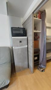 ein kleines Zimmer mit Kühlschrank und Mikrowelle in der Unterkunft Studio avec Balcon - La Godille - 4 personnes in Les Adrets