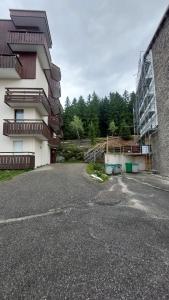 ein leerer Parkplatz vor einem Gebäude in der Unterkunft Studio avec Balcon - La Godille - 4 personnes in Les Adrets