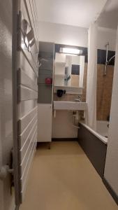 ein kleines Badezimmer mit Waschbecken und Spiegel in der Unterkunft Studio avec Balcon - La Godille - 4 personnes in Les Adrets