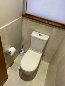 een badkamer met een wit toilet in een kamer bij Hillside Retreat with Pool in Flagstaff Hill +8 foto's