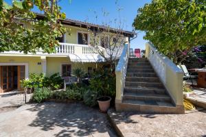 une maison avec un escalier en face de celle-ci dans l'établissement Apartments by the sea Veli Rat, Dugi otok - 438, à Veli Rat