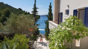 een uitzicht op de oceaan vanuit een gebouw bij Rooms by the sea Rava, Dugi otok - 15880 in Rava +28 foto's