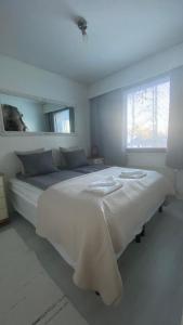 En eller flere senge i et værelse på Arctic Apartment + 12 billeder