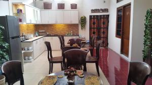 Η κουζίνα ή μικρή κουζίνα στο Ndalem Panembahan 12 Guest House +10 φωτογραφίες