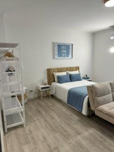 une chambre avec un lit, une échelle et un canapé dans l'établissement Sweet Home Casa dos Arcos 310, à Praia da Rocha
