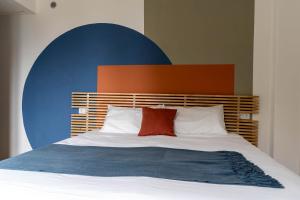科莫Como Lake Chic Retreat的一间卧室配有一张带橙色和蓝色床头板的床 更多75张照片