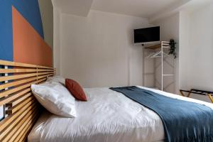 een slaapkamer met een bed en een tv aan de muur bij Como Lake Chic Retreat - Lake View - Self Chekin in Como +73 foto's