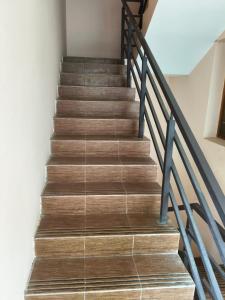 una scala in legno con ringhiere metalliche in una casa di RJM Homestay a Jāmb 1 altra foto