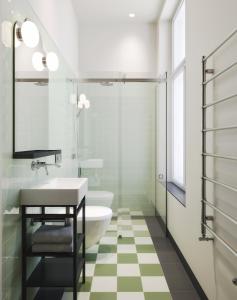 Un baño con lavabo, bañera e inodoro. en Carillon Aparthotel - Keystone Collection, en Riga