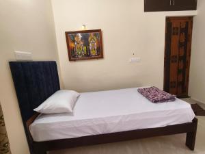 un letto in una camera con una foto sul muro di RJM Homestay a Jāmb