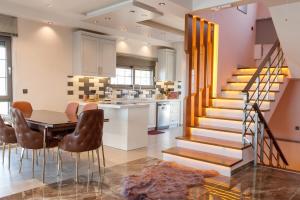 une cuisine et une salle à manger avec une table et des chaises dans l'établissement Άνετη βίλα 4 υπνοδωματίων Yalova με θέα στη θάλασσα, à Çınarcık