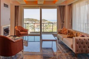 un salon avec un canapé et deux chaises dans l'établissement Άνετη βίλα 4 υπνοδωματίων Yalova με θέα στη θάλασσα, à Çınarcık
