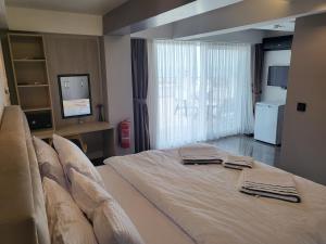 une chambre avec un grand lit avec des serviettes dessus dans l'établissement Άνετη βίλα 4 υπνοδωματίων Yalova με θέα στη θάλασσα, à Çınarcık 56 autres photos