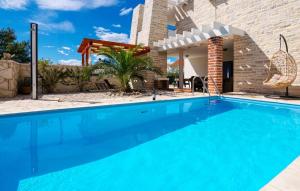 ein Swimmingpool vor einem Haus in der Unterkunft Luxury villa with a swimming pool Novigrad - 18339 in Novigrad