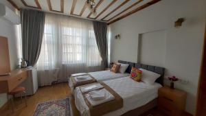 Ένα ή περισσότερα κρεβάτια σε δωμάτιο στο Fevzipaşa Guest House