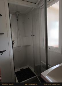 Ένα μπάνιο στο Mobil home 6 personnes Mer et Pins