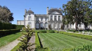 Κήπος έξω από το Parking privé, Terrasse & Jardin, Cosy & Moderne