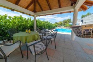 Hồ bơi trong/gần Family-friendly apartments with swimming pool Vodovadja, Dubrovnik - 24632