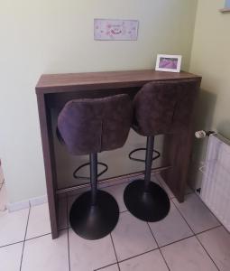 a wooden desk with two bar stools in a room at Ferienwohnung Am Heimathof in Dorsten