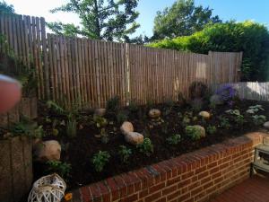 a garden in front of a wooden fence at Ferienwohnung Am Heimathof in Dorsten