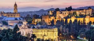 una vista di una città di notte di Casa Rural Los Gaspares a La Carlota