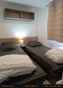 Ένα ή περισσότερα κρεβάτια σε δωμάτιο στο Mobil home 6 personnes Mer et Pins