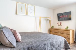 Postel nebo postele na pokoji v ubytování Wunderschöne Ferienwohnung direkt am Rhein