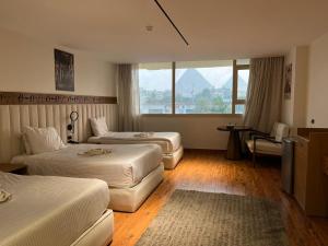 Una habitación de hotel con dos camas y una ventana. en Superior Pyramids View, en El Cairo