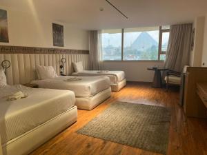 Postel nebo postele na pokoji v ubytování Superior Pyramids View + 24 fotografií