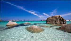 un groupe de rochers dans l'océan avec de l'eau bleue dans l'établissement Logement de Charme en centre ville, à Lesneven