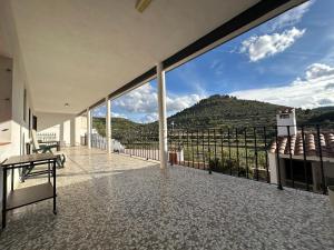 un ampio balcone con vista sulle montagne di Casa Rural El Olivo a Alatoz