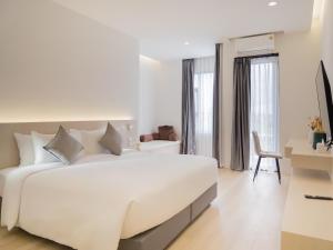 Ένα ή περισσότερα κρεβάτια σε δωμάτιο στο Louis Residence Hotel +39 φωτογραφίες