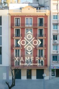 Un edificio con un cartel al costado. en Sagrada Familia Xamfrà, en Barcelona