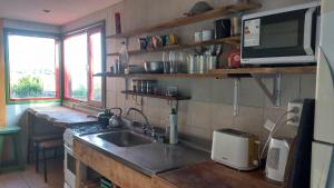 Η κουζίνα ή μικρή κουζίνα στο albuferina