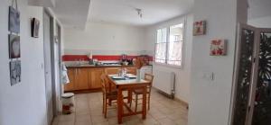 Η κουζίνα ή μικρή κουζίνα στο Grand Studio Côté Jardin