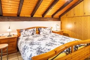 a bedroom with a bed and wooden walls at Ferienwohnung Hufenus in Breisach am Rhein