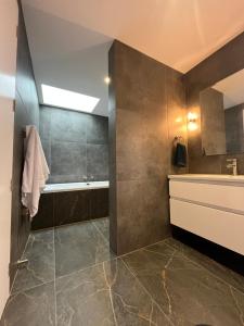 ein Badezimmer mit Badewanne und Waschbecken in der Unterkunft NEW! The Black Box - 3 Bedroom Sanctuary in Methven + 14 Fotos