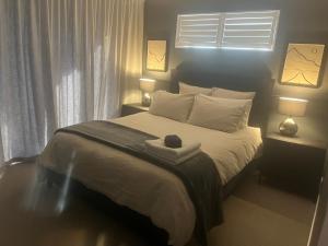 ein Schlafzimmer mit einem Bett und einem Handtuch darauf in der Unterkunft NEW! The Black Box - 3 Bedroom Sanctuary in Methven