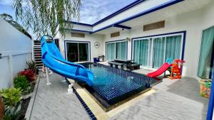 Swimmingpoolen hos eller tæt på Tabi Bito Poolvilla ทาบิ บิโตะ