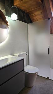 Koupelna v ubytování CAMBRA APARTAMENT, Dúplex acogedor en el coraón de El Pont de Suert + 20 fotografií