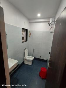 Un baño pequeño con inodoro y lavabo. en Hotel AI Near Shalimar railway station, en Howrah