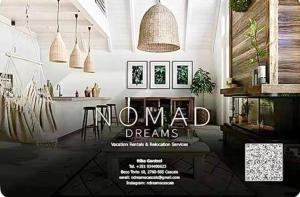 een woonkamer met een bord waarop staat 'onsterfelijke dromen' bij one bedroom plus 1 extra room Nomad Dreams N6 in Cascais mountain view in Cascais